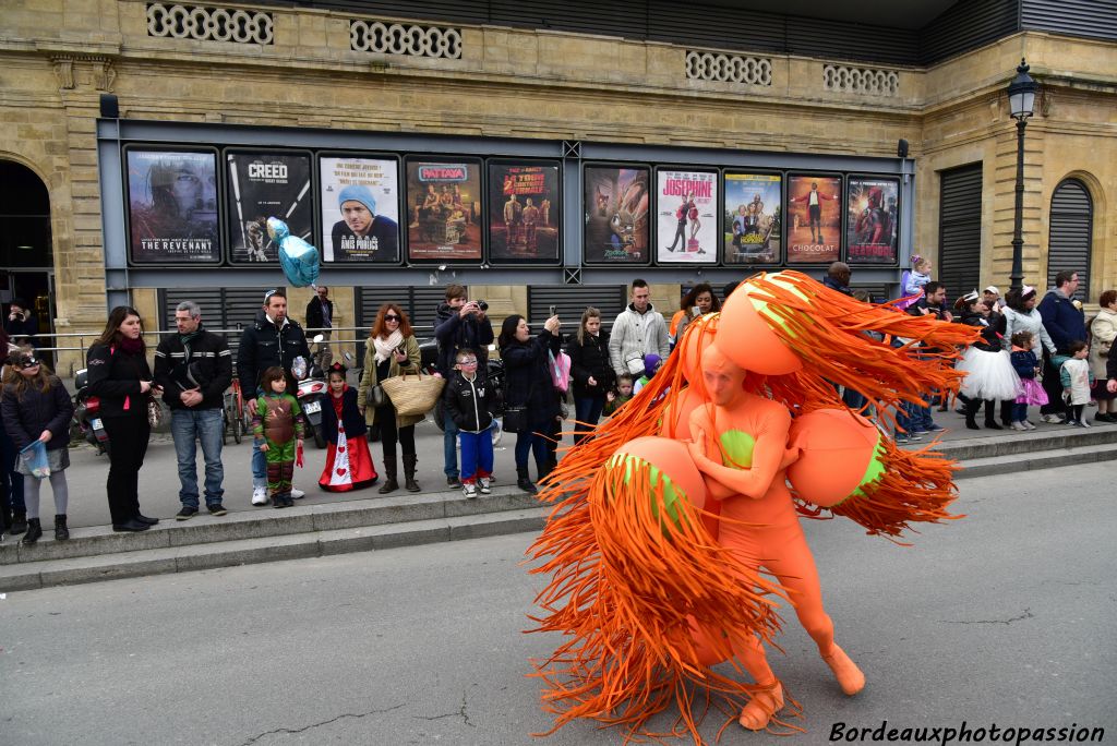 Cette année, le carnaval a emprunté un trajet court. Il partait des allées Serr, près du Mégarama de la rive droite avec comme objectif final la place Pey-Berland.