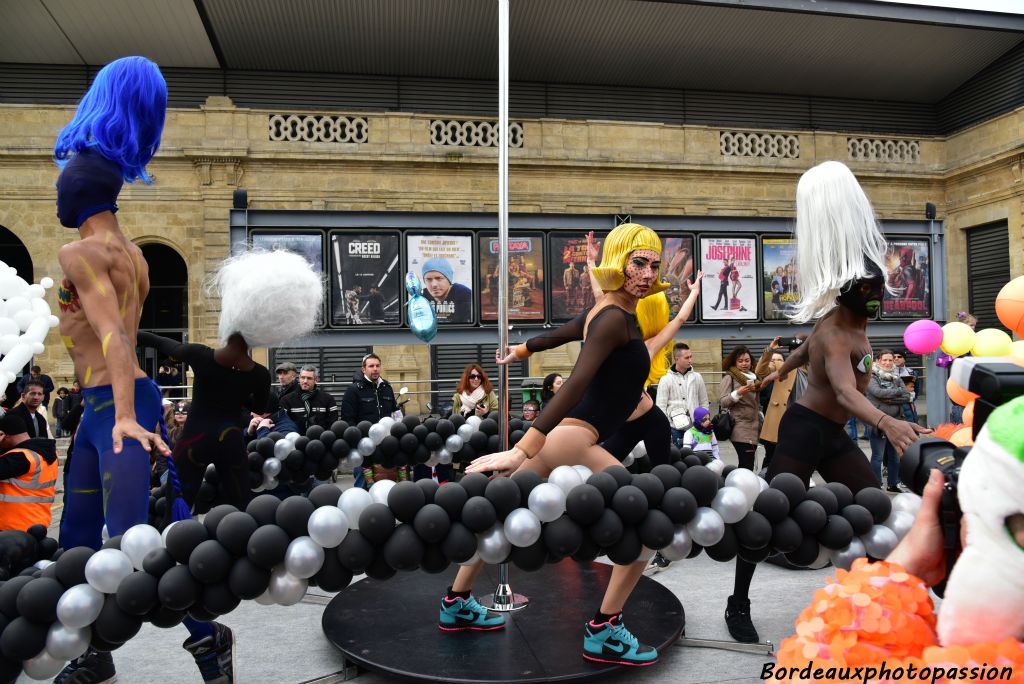 C'est le coiffuturiste Charlie Le Mindu qui était cette année le directeur artistique de ce "carnaval gonflé".