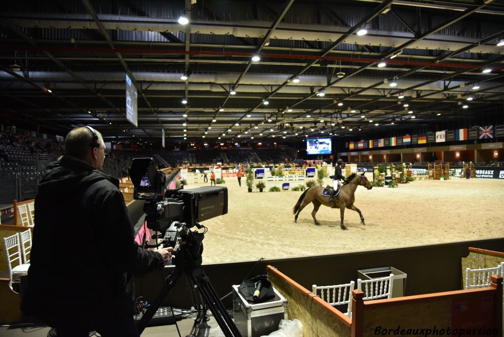 Toutes les épreuves sont filmées et projetées aussitôt sur de grands écrans.