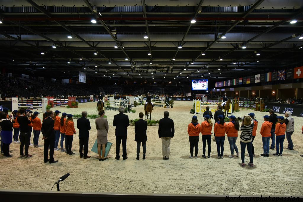 C'est la remise des prix selon le protocole.