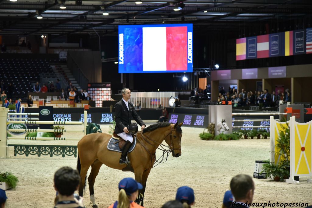 C'est le Français Patrice Delaveau qui a remporté le prix Bordeaux Events sur Ornela Mail. On a donc droit à la Marseillaise.