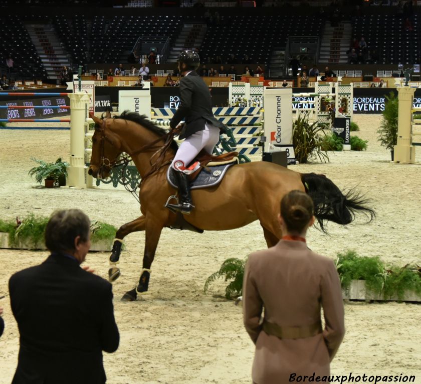 Sur la jambe gauche du cavalier est accroché le flot, récompense pour les trois premiers de l'épreuve.