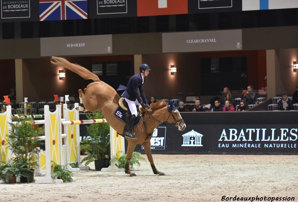 Une fois que le cheval et sont cavalier ont franchi l'obstacle, il faut savoir retomber. Festival de queues de cheval !