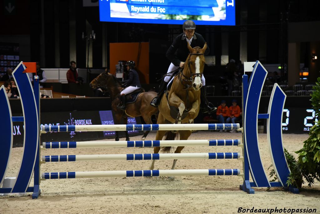 Après la phase de l'abord de l'obstacle, il s'agit pour le cavalier d'aider le cheval dans la phase ascendante. Il faut passer l'obstacle !