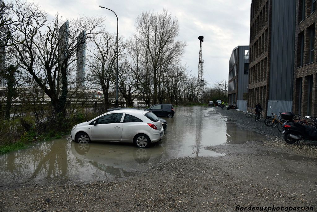 Sur le parking de l'entreprise Cdiscount, certains ont oublié de sortir leur véhicule.