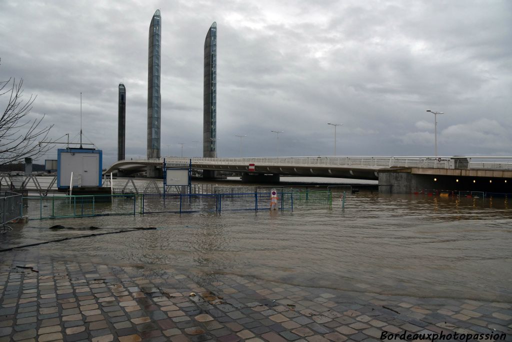 Au pied du pont Jacques Chaban-Delmas les pavés sont recouverts. Le pic de l'alerte était pour 9h15.