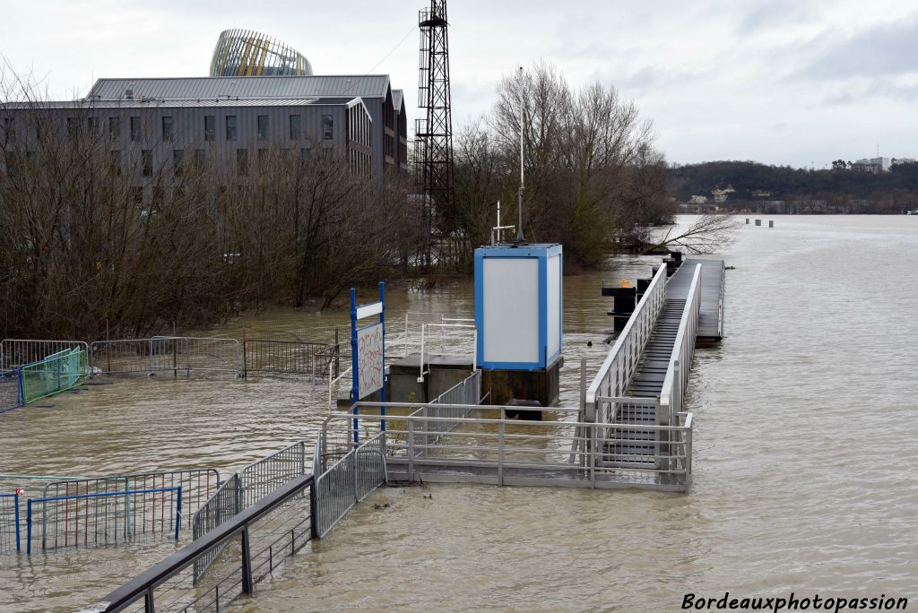 Le ponton Bacalan est proche de sa hauteur maximale.