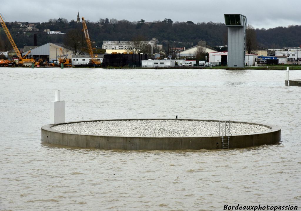 Les embases du pont ne sont certes pas encore recouvertes.