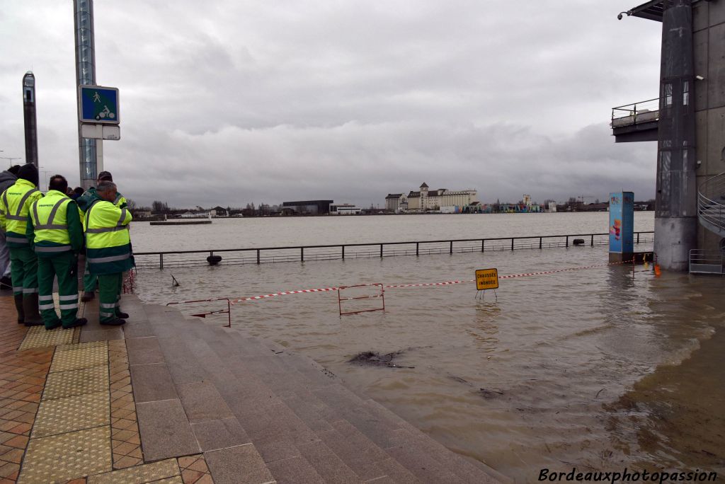 Le service de nettoyage attend que le fleuve revienne dans son lit afin de nettoyer les quais.