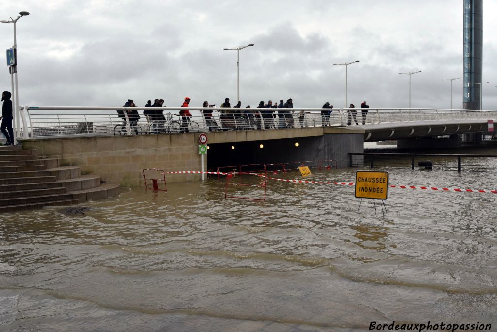 Les curieux sont présents. Ce n'est pas tous les jours que Bordeaux a les pieds dans l'eau !