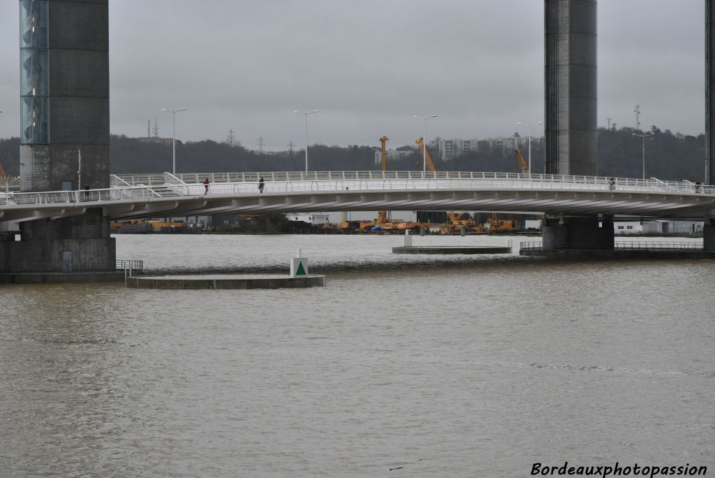 Il ne reste pas beaucoup de place pour passer sous le pont fermé pour l'occasion.