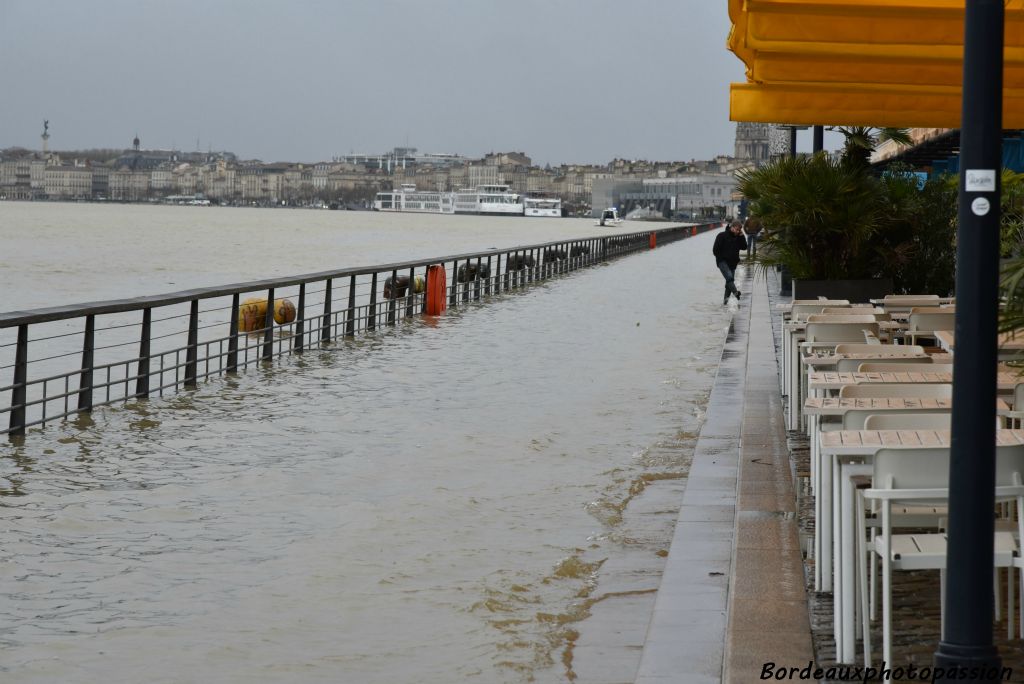 Les pieds dans l'eau.