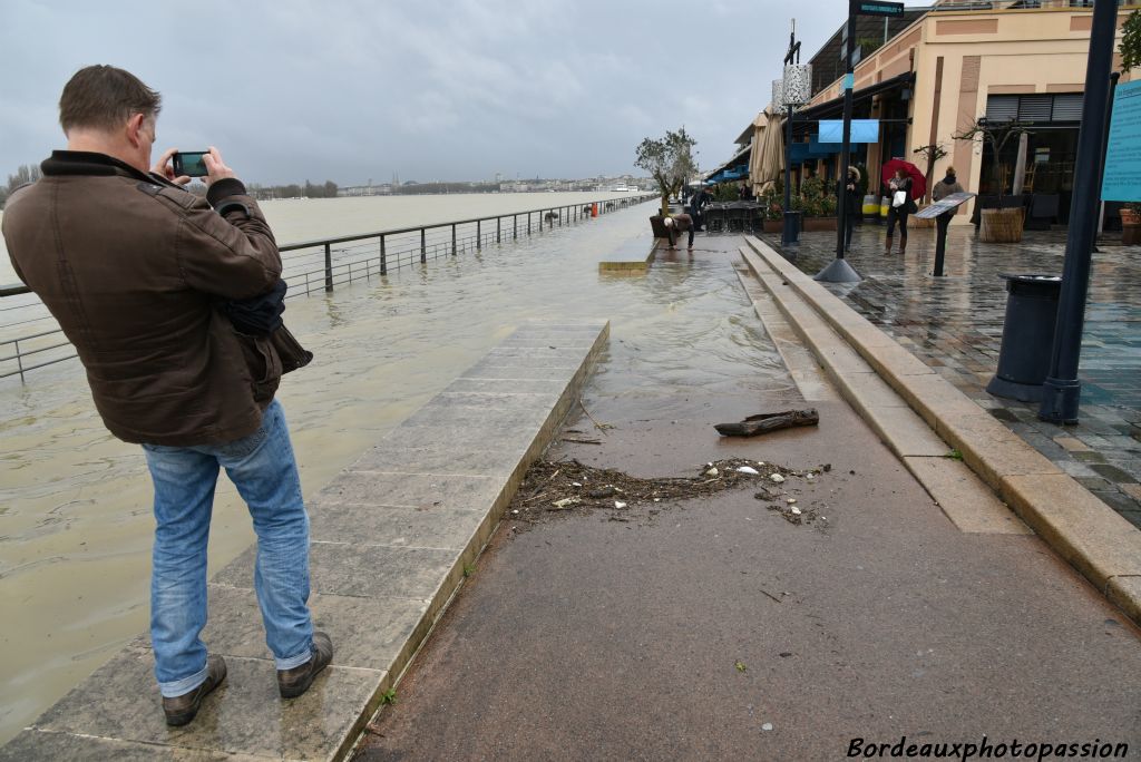 Vite une photo car le niveau de l'eau commence à baisser rapidement.