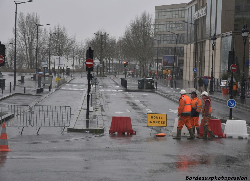 Sur la rive droite, la rue est barrée mais je suis arrivé trop tard.