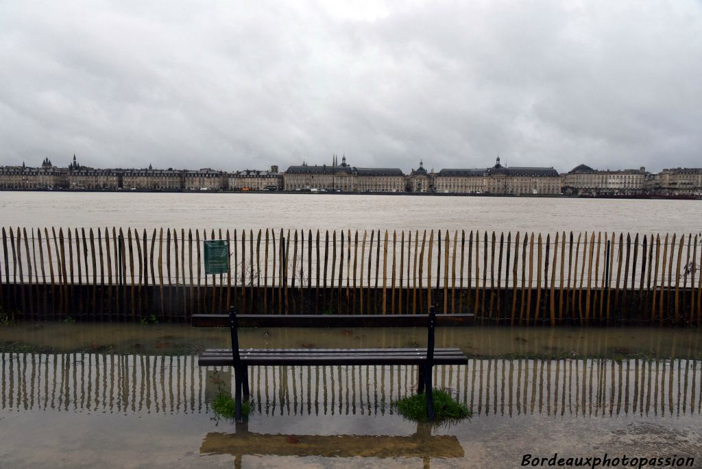 On s'assoit sur le banc ? Oui mais les pieds dans l'eau !