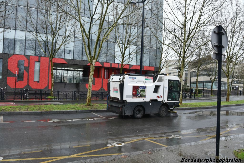 Ce matin, l'eau a léché les pieds du bâtiment de notre quotidien régional. Le service de nettoiment intervient dès que l'eau se retire afin d'ouvrir la voie à la circulation.