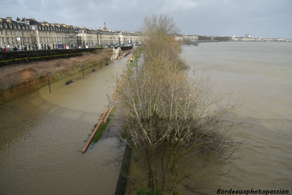 Le lendemain, la Garonne débordera à nouveau aidé par un fort vent.