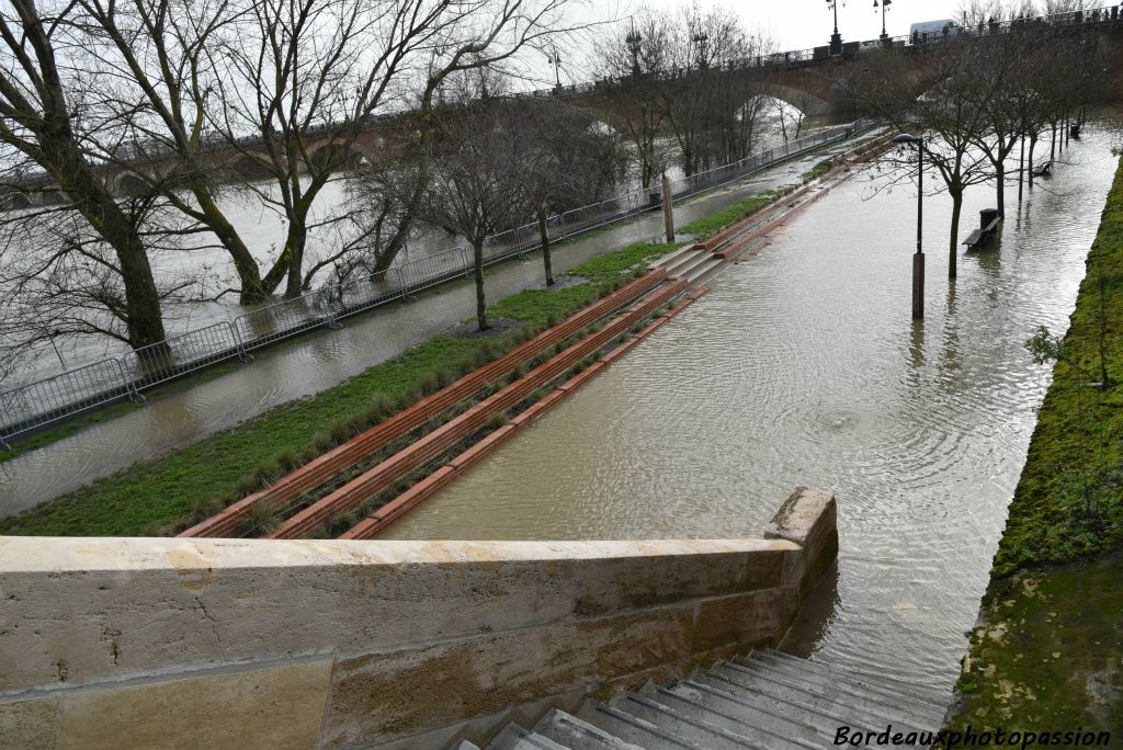 Un véritable canal sous le pont de pierre.