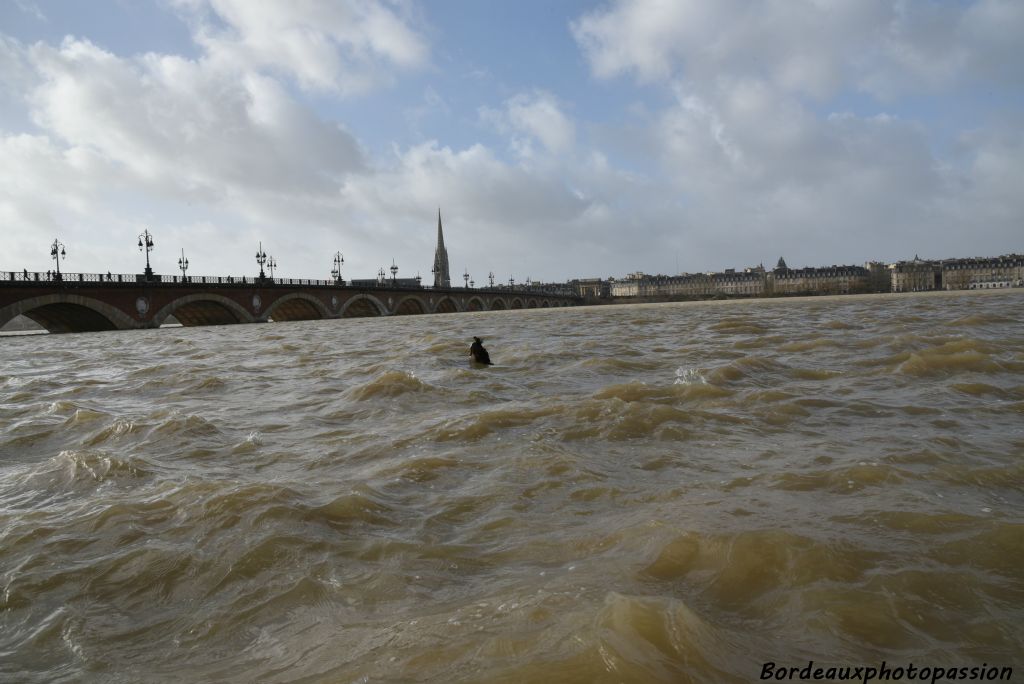 La Garonne ressemblait à l'océan... la couleur de l'eau en moins.