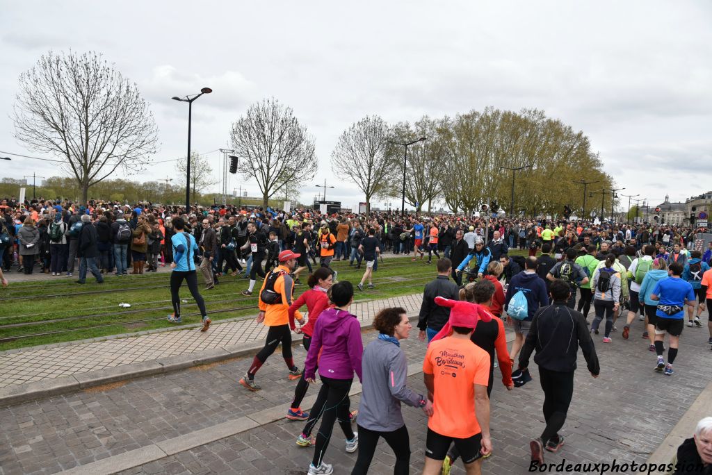 Samedi 9 avril 2016, la foule est présente quai Louis XVIII à Bordeaux.