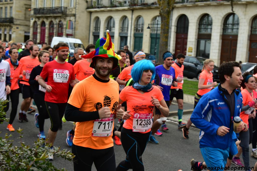 Quelques rares coureurs déguisés... ce n'est pas encore  le marathon du Médoc !