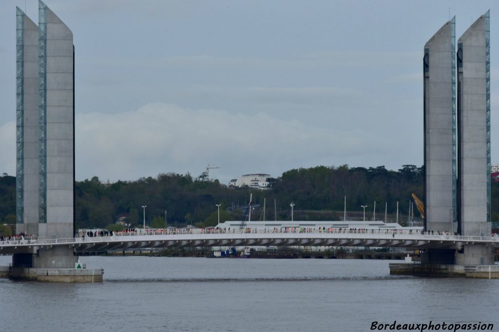 Première traversée de la Garonne sur le pont Jacques Chaban-Delmas.