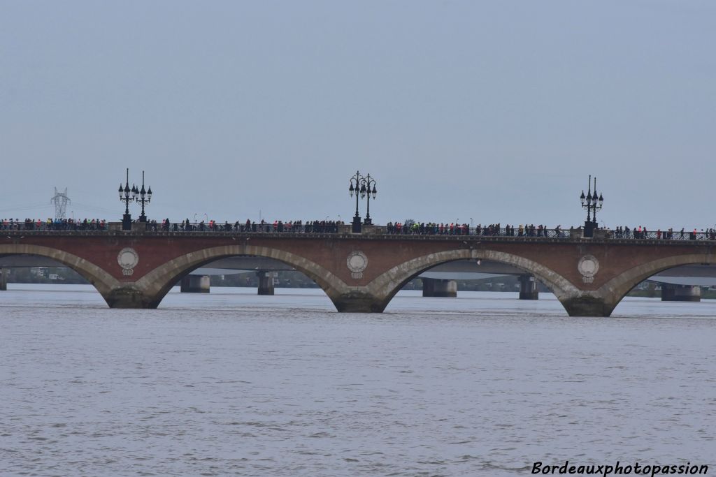 Deuxième traversée de la Garonne sur le pont de pierre.