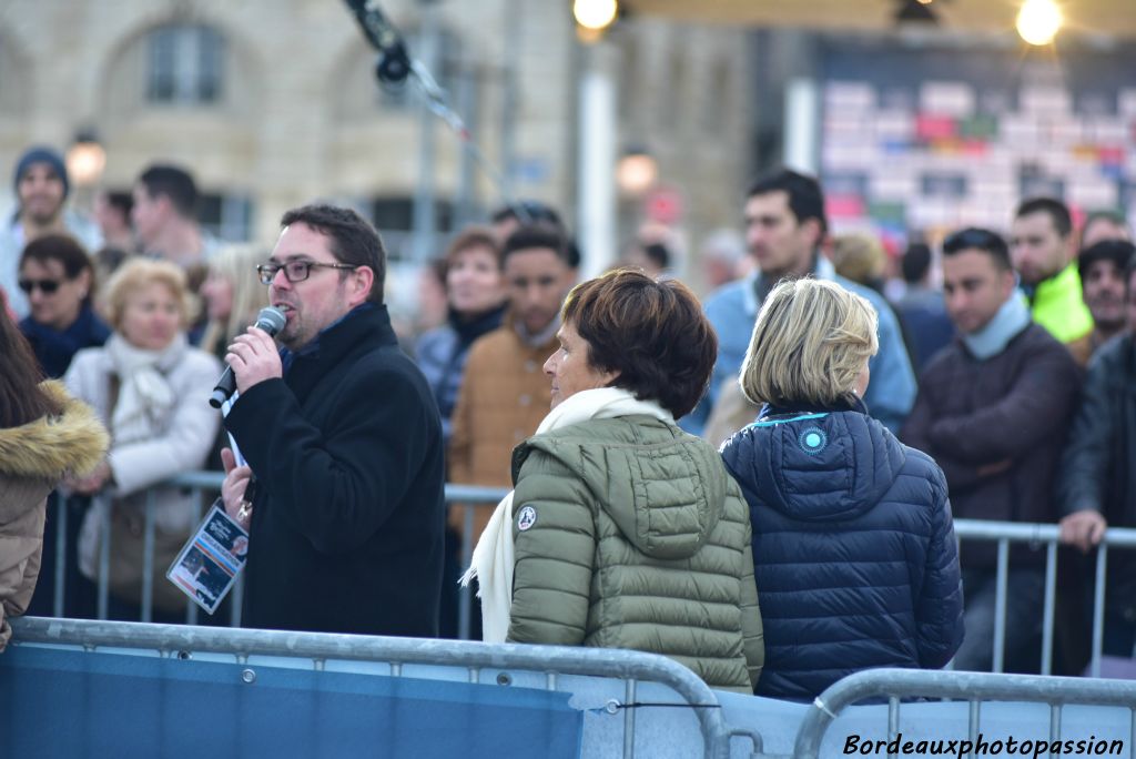 Déjà, place de la Bourse, le premier coureur est annoncé.