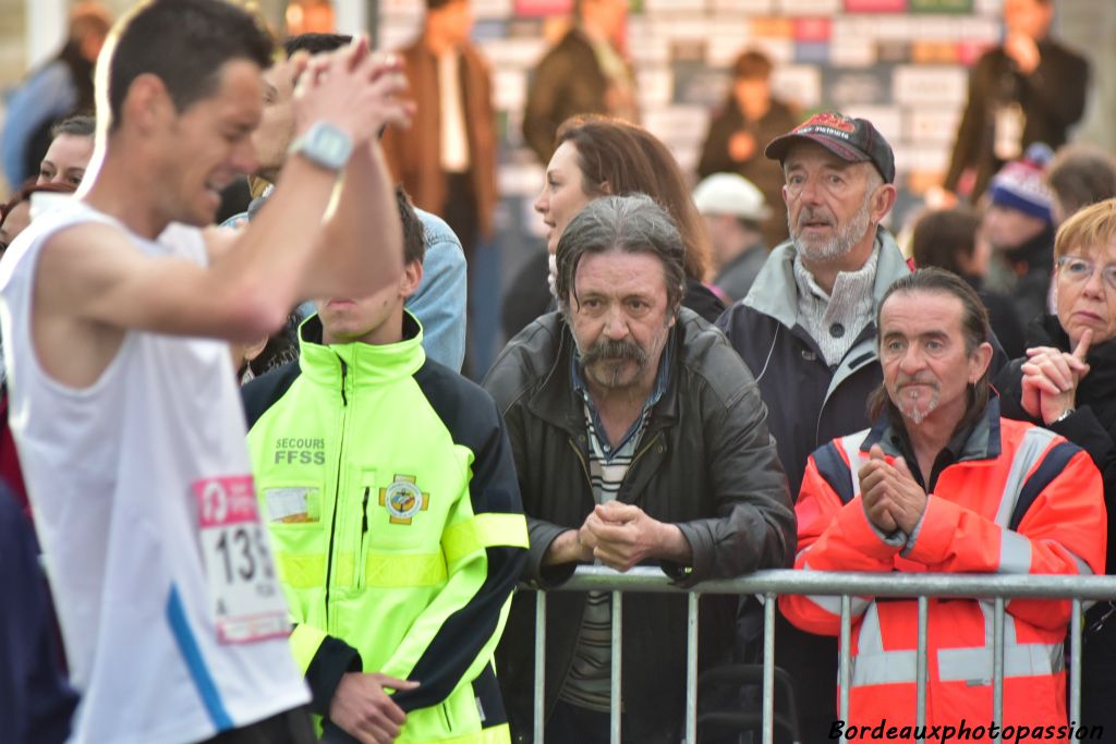 Inquiétude de la part des spectateurs devant la grimace de douleur de Florian.