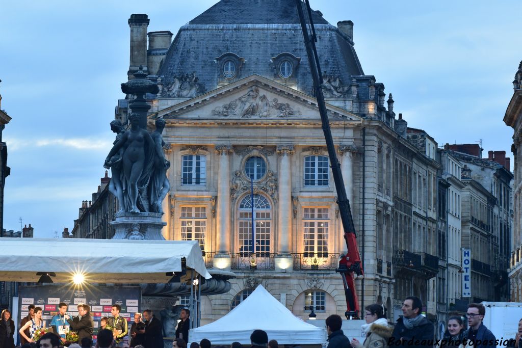 Place de la Bourse, c'est déjà la remise des récompenses.