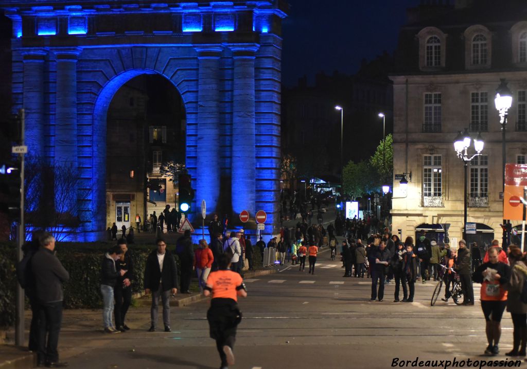 Près de la porte de Bourgogne, les derniers coureurs.