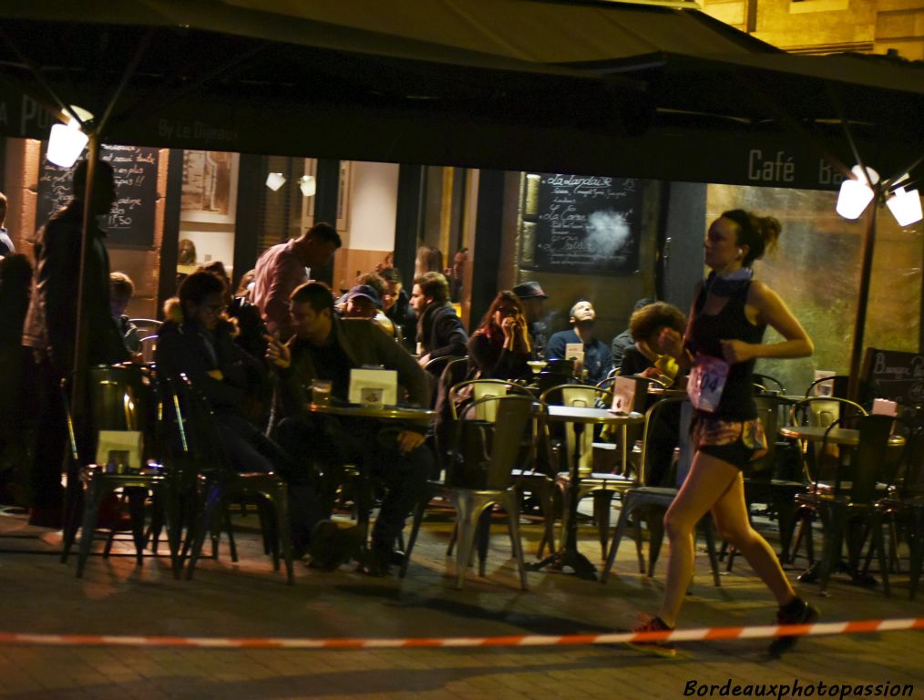 Pendant que certains sont confortablement installés en terrasse, d'autres souffrent.