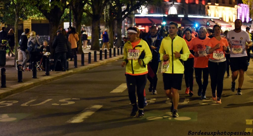 Place Gambetta un coureur handicapé s'accroche courageusement.