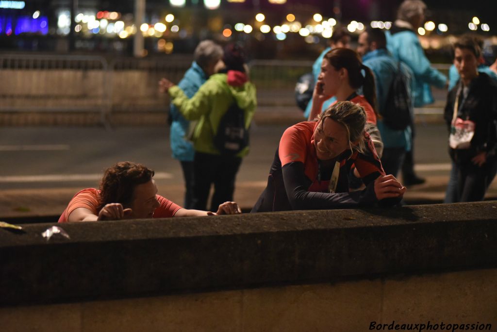 Étirement tout en se racontant la course.