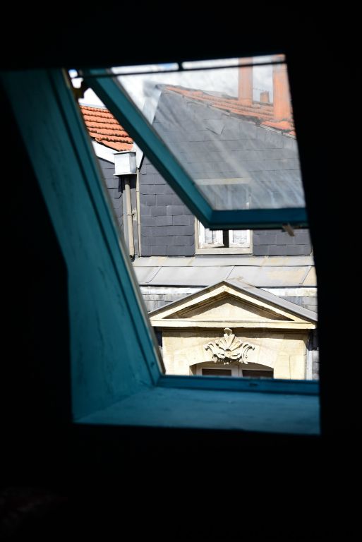 Par la fenêtre de ce bâtiment ultra coloré, on a une vision plus classique.