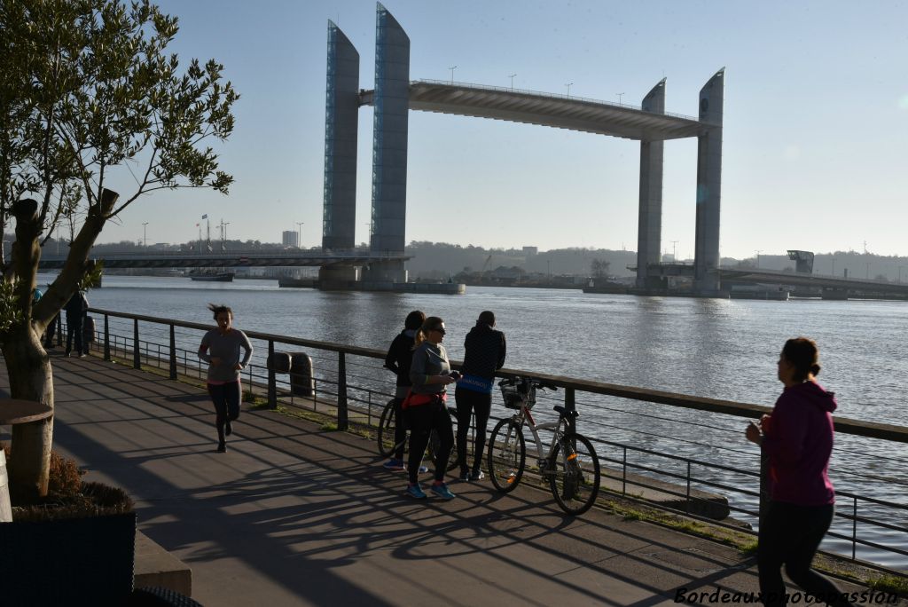 Par une belle matinée ensoleillée de février, le pont Chaban-Delmas est levé et les curieux attendent son arrivée.