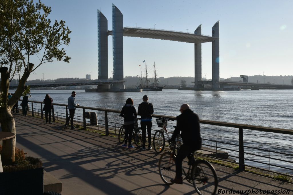 À 9h45, à l'heure précise annoncée dans la presse, le dernier trois-mâts barque français passe sous le pont relevé.