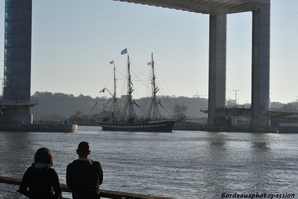 Le Belem attire sur lui l'attention des Bordelais en faisant entendre sa sirène. 