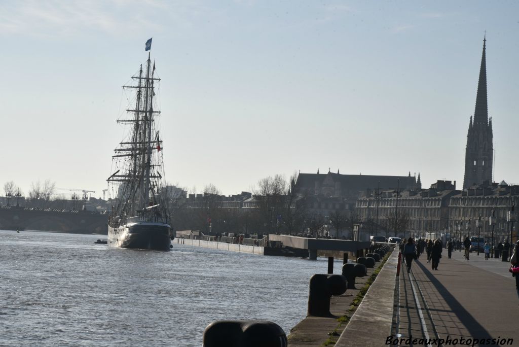 Pour un bateau aussi prestigieux que le Belem, la ville de Bordeaux lui offre le ponton d'honneur en face de la maison écocitoyenne. La flèche Saint-Michel veillera sur lui.