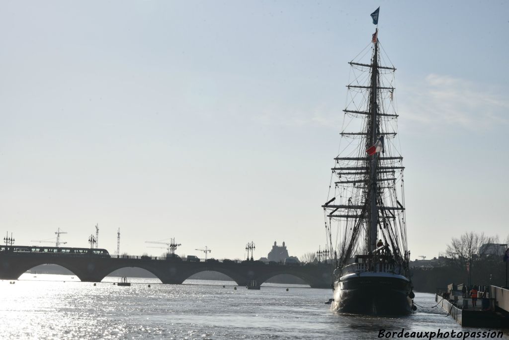 À quai près du pont de pierre, les marins du Belem pourront regarder passer les tramways.