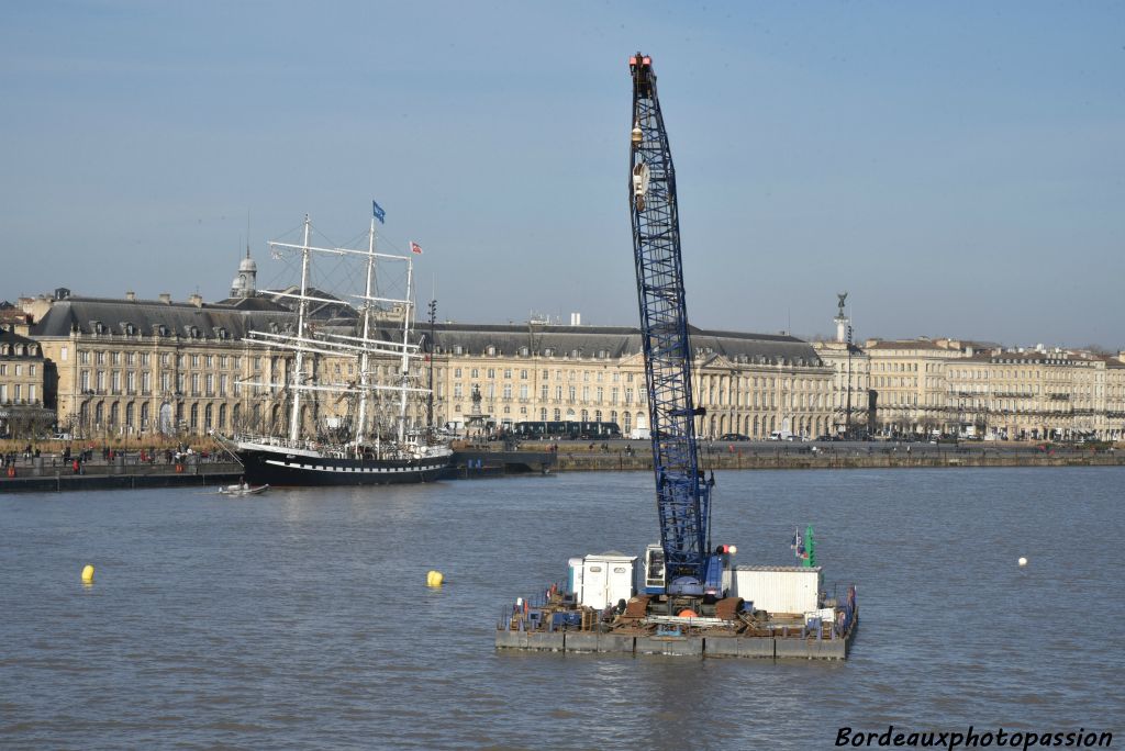 Une barge est prête pour la mise en place de la première hydrolienne à proximité du pont de pierre.