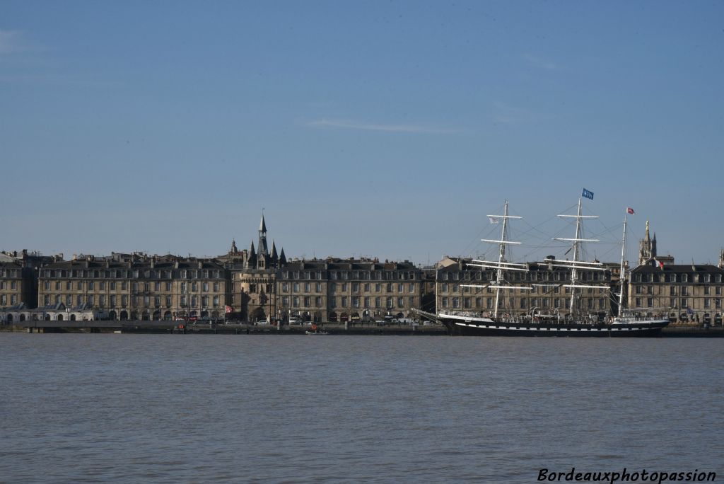 Existe-t-il au monde plus beau décor que la façade des quais de Bordeaux ?