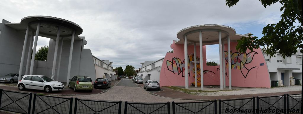 Après le rose, quelle couleur va choisir l'artiste sur le support jumeau de gauche ?