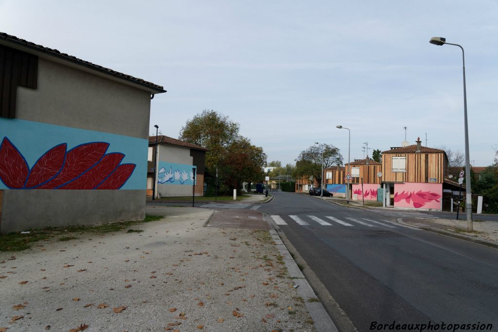 Certaines maisons en réhabilitation ont eu droit elles aussi à un lifting coloré !