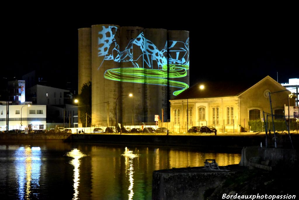 Approchons-nous des silos qui servent d'écran à cette projection où la Garonne est  perçue comme une vraie divinité.