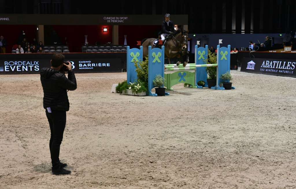 Je n'étais pas seul à photographier les cavaliers et leur monture pendant le saut d'obstacle mais je n'avais pas le privilège d'être sur la piste.