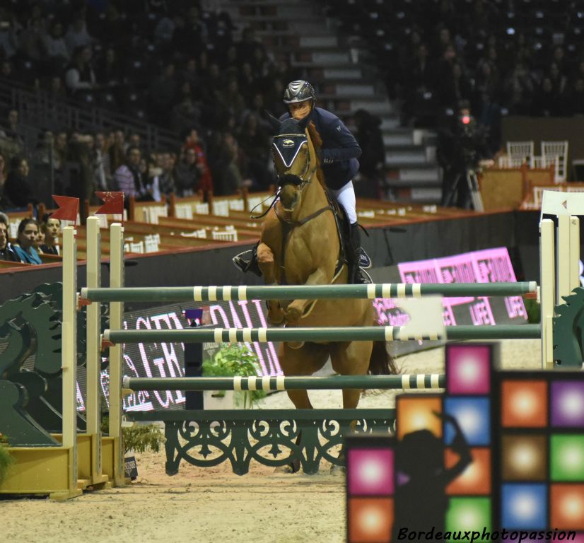 Un cavalier moustachu ? C'est plutôt rare ! Non simplement la crinière de son cheval !