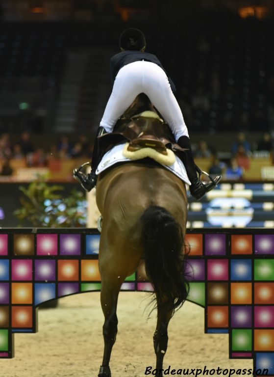 Le cavalier lève les fesses avant que ne le fasse le cheval.