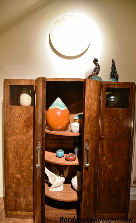 Armoire de Maurice Triboy 1930-1935 en palissandre. À l'intérieur des objets de la Céramique d'Art de Bordeaux.(1919-1947)  madd-Bordeaux