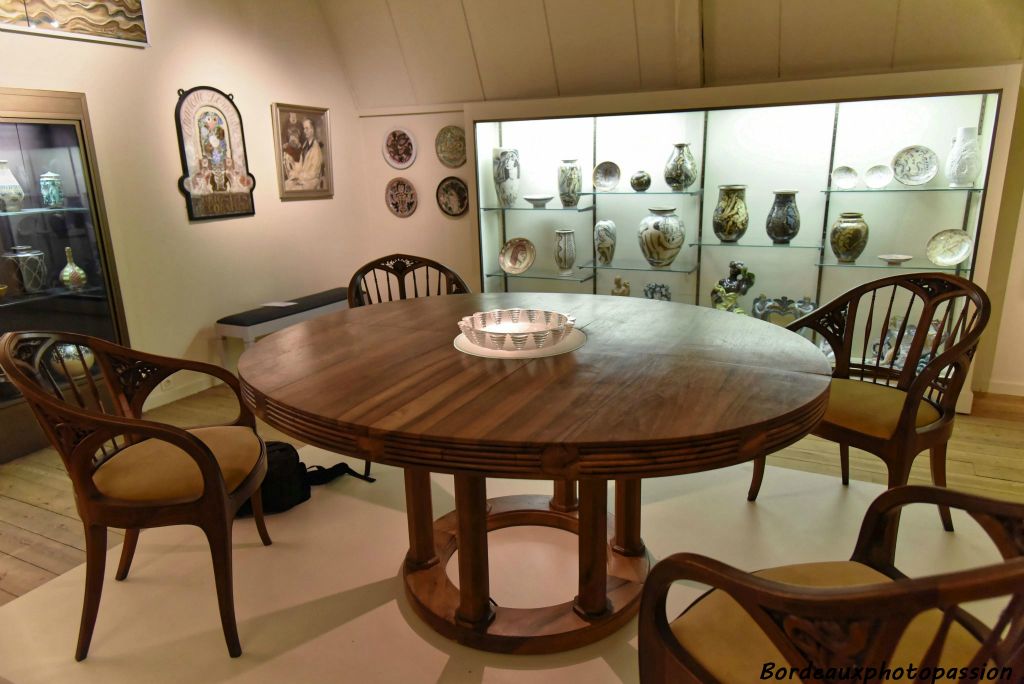 Table A. Lumeau ébéniste (1920-1925) avec en son centre un éclairage indirect sous unecoupe de Lalique. Les fauteuils sont d'Alexandre Callède (1925) madd-Bordeaux